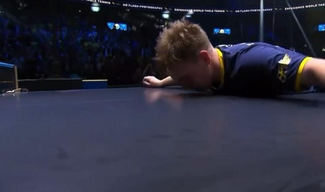 主场夺冠！莫雷加德击败林诗栋夺冠，赛后亲吻球台庆祝